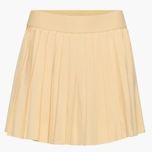 NWT Aritzia TnAction TnaMOVE Tennis Mini Skirt in Wheat